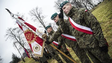 Polscy żołnierze podczas pogrzebu poległych we wrześniu '39 żołnierzy z 49 Pułku Wołyńskiego 