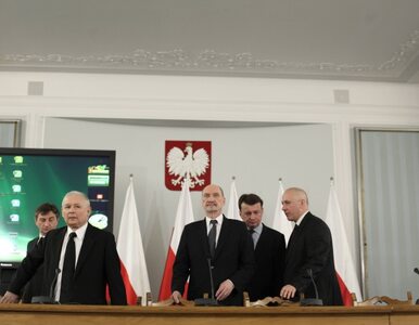 Miniatura: 40 posłów PiS nie wierzy Macierewiczowi?