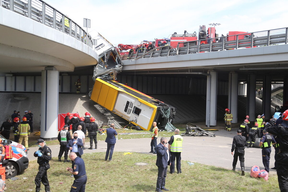 Miejsce wypadku autobusu w Warszawie 