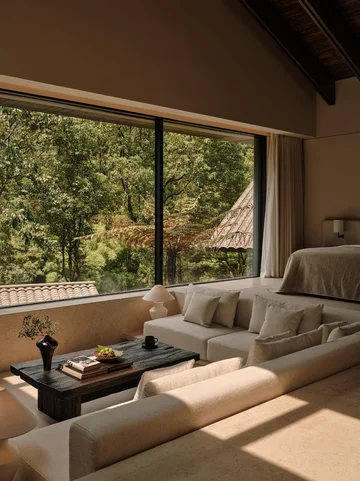 To butikowy hotel w Emeishan w Chinach zaprojektowany przez Studio J. Bridgland (SJB), powstały w wyniku adaptacji istniejących budynków 