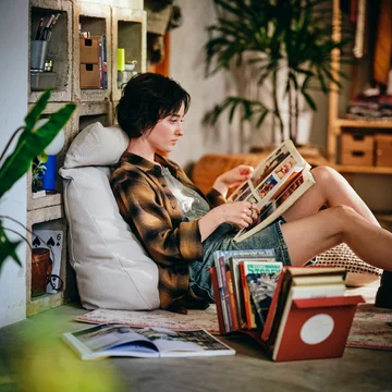 Nowa kolekcja IKEA KOMPISHÄNG powstała z myślą o niewielkich i wynajmowanych mieszkaniach. Meble mają być łatwe do przenoszenia i zmieniać funkcję wraz z potrzebami użytkownika 