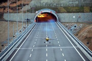 Przelot tunelem autostrady