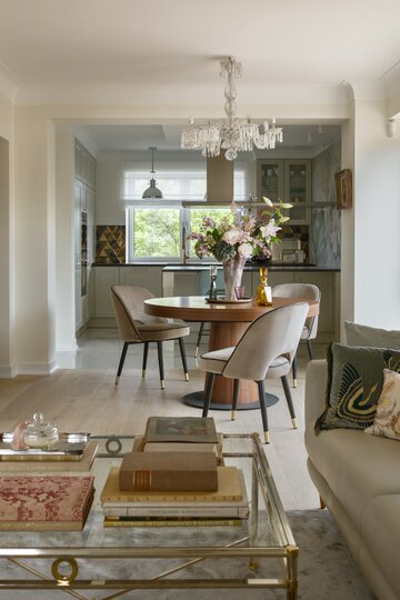 Eleganckie wnętrze ze&nbsp;złotą poświatą, realizacja MM Architekci