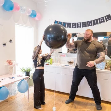 Hafþór Júlíus Björnsson i Kelsey Henson 