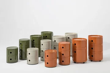 Componibili Anny Castelli Ferrieri, zaprojektowana w 1969 roku dla marki Kartell, powraca w sześciu kolorach. Charakterystyczna cylindryczna forma i przesuwne drzwiczki pozostają znakiem rozpoznawczym tego projektu 