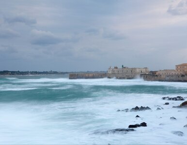 Miniatura: Zdewastowane plaże i port. Potężne...