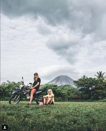 Dymiący wulkan Agung 