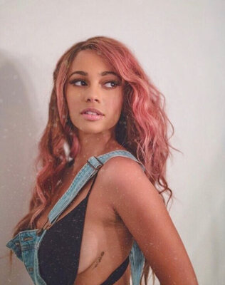 Miniatura: Vanessa Morgan – 28–letnia aktorka znana z...