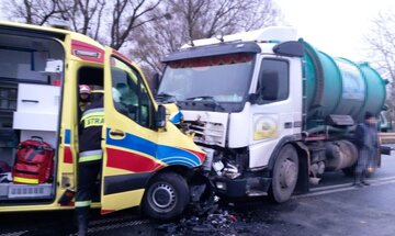 Czołowe zderzenie karetki z&nbsp;ciężar&oacute;wką w&nbsp;Rykach