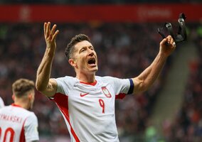 Miniatura: Lewandowski obserwowany przez giganta!...