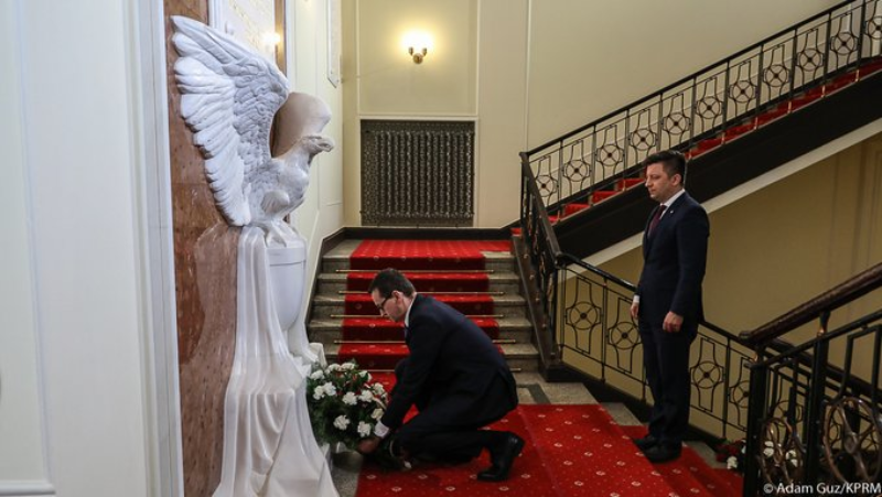 Premier Mateusz Morawiecki i szef KPRM złożyli kwiaty pod tablicami upamiętniającymi ofiary katastrofy smoleńskiej w KPRM 