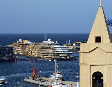 Miniatura: Costa Concordia opuszcza wybrzeże wyspy...