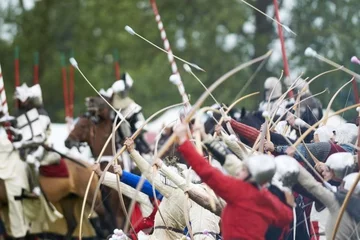 Najpierw łucznicy oczyścili przedpole... (fot. PAP/Adam Warżawa)