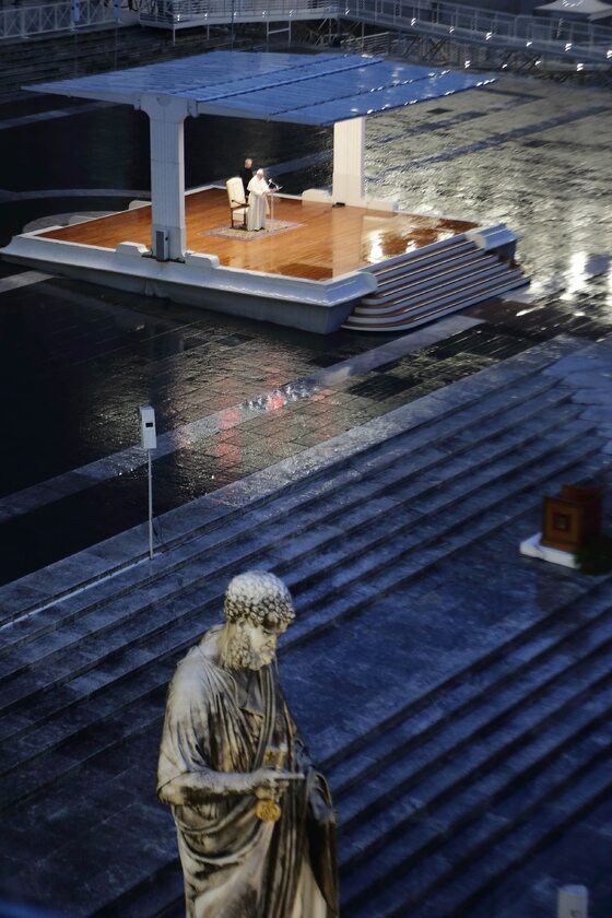Papież Franciszek na pustym placu św. Piotra 