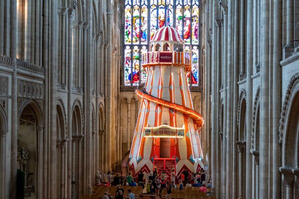 Miniatura: Zjeżdżalnia zamontowana w katedrze w Norwich