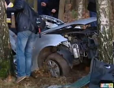 Miniatura: Samochód uderzył w drzewo. Są ofiary