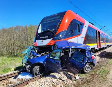 Miniatura: Wjechała na niestrzeżony przejazd...