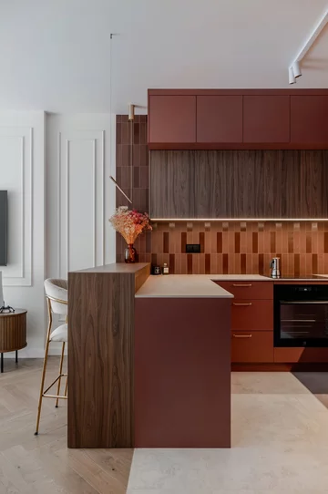 Mieszkanie z elementami w kolorze bordo, projekt Deer Design 