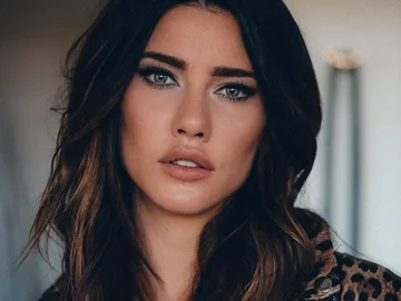 Jacqueline MacInnes Wood w 2023 roku Jacqueline MacInnes Wood ma obecnie 36 lat i jest aktywna na Instagramie – śledzi ją ponad pół miliona osób.