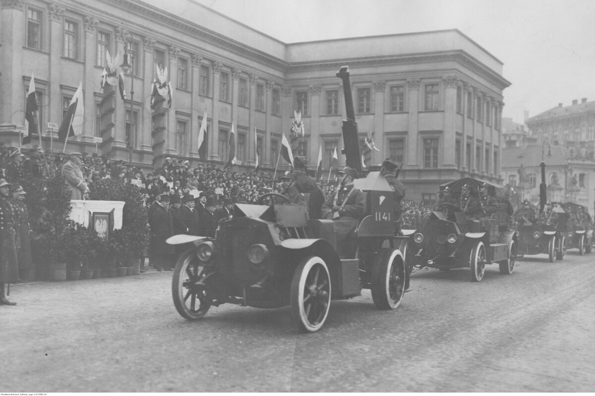 Defilada samochodowych dział przeciwlotniczych w czasie obchodów Święta Niepodległości w Warszawie Obchody Święta Niepodległości w 1932 roku