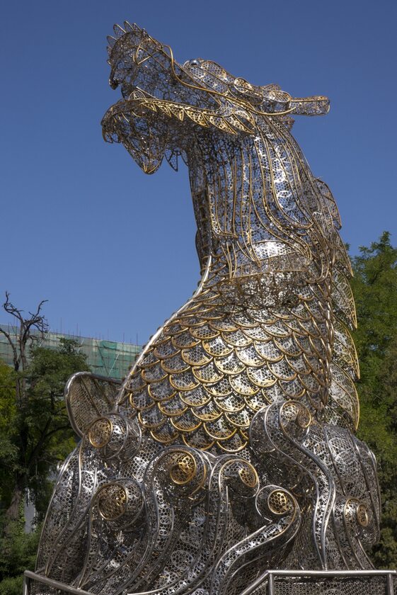 Srebrno-złota rzeźba smoka (fot. EPA/ADRIAN BRADSHAW/PAP)