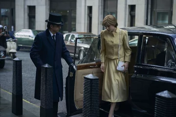 „The Crown”. Emma Corrin jako Diana Spencer 