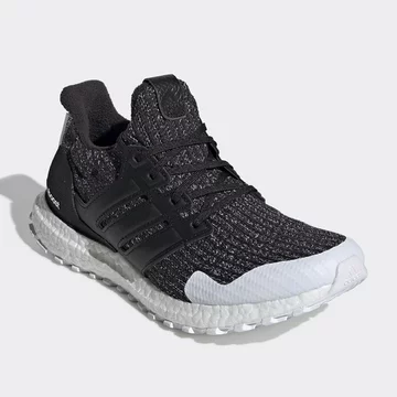 Zbliżenie jednego z butów nowej kolekcji Adidasa inspirowanej grą o tron 
