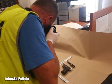 38-letni sprawca wybił dziurę w ścianie 