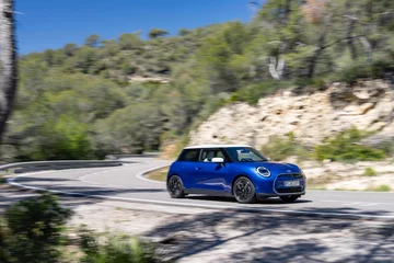 MINI Cooper SE w linii stylistycznej Favoured 