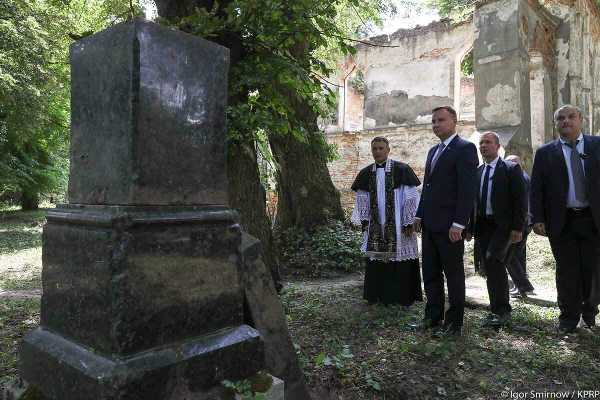Cmentarz Rzymskokatolicki w Ołyce - miejsce bezimiennego pochówku w zbiorowej mogile zamordowanych Polaków 