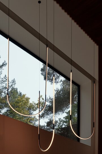 Dom pod Warszawą projektu SAAN Architects powstał jako spójna całość – od architektury bryły po wnętrza i najmniejsze detale wyposażenia 