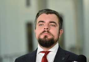 Młodzieżówka Razem ukradła tabliczkę posła Konfederacji. Przeprosiny i...