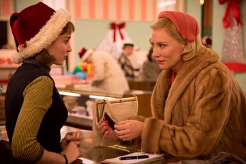 #9 Carol, reż. Todd Haynes (USA, 2015) Todd Haynes ponownie, po genialnym „Daleko od nieba”, przenosi się w czasie do Ameryki skostniałych obyczajów, pruderii i politycznej poprawności. „Carol” zachwyca wizualnym dopracowaniem i muzyczną ilustracją, ale nie samo opakowanie przynosi radość oglądania. Cate Blanchett i Rooney Mara z subtelnością odgrywają miłosną fascynację, lęk i pożądanie. Haynes tworzy relację bohaterek gdzieś pomiędzy słowami, za pomocą spojrzeń i gestów, dzięki czemu całość nabiera tajemniczego tonu niedopowiedzenia. Ten film staje się fetyszem dla lubiących dopracowane obrazy, pełne emocji relacje i erotyczne napięcie. Amerykańskiemu reżyserowi udaje się, bez szokowania, oddać ducha czasu, głównie za sprawą wirtuozerskiego milczenia. [Małgorzata Czop]