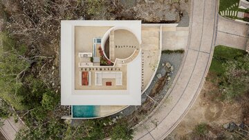 Casa Malonic w Zihuatanejo zaprojektowana przez HW Studio. Prosta biała bryła, okrągły dziedziniec i otwarcie na otaczający krajobraz tworzą spójną, wyciszoną architekturę 