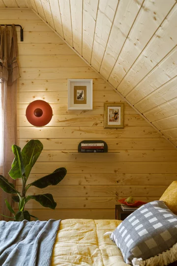 Współczesny dom na Kaszubach zaprojektowany przez Patrycję Majewicz – naturalne materiały, drewno i lokalne inspiracje tworzą spokojne, funkcjonalne wnętrze zakorzenione w krajobrazie 