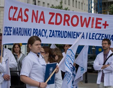 Miniatura: Protestujący lekarze głodują i oddają...