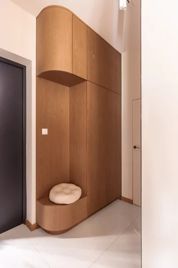 Projekt domu pod Warszawą autorstwa pracowni Decoroom to współczesna interpretacja stylu japandi — pełna naturalnych materiałów, miękkich form i spokojnej, harmonijnej kolorystyki 