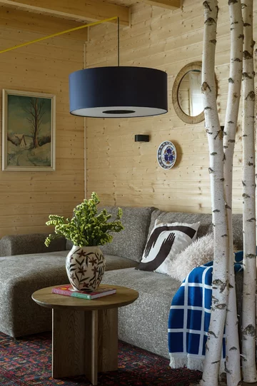 Współczesny dom na Kaszubach zaprojektowany przez Patrycję Majewicz – naturalne materiały, drewno i lokalne inspiracje tworzą spokojne, funkcjonalne wnętrze zakorzenione w krajobrazie 