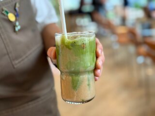 Rozkoszujcie się matchą, pozostańcie otwarci na więcej, niż to, co pokazuje internet. Próbujcie jej w różnych wersjach  – ice latte z truskawkami, mango. A może matcha margharita?