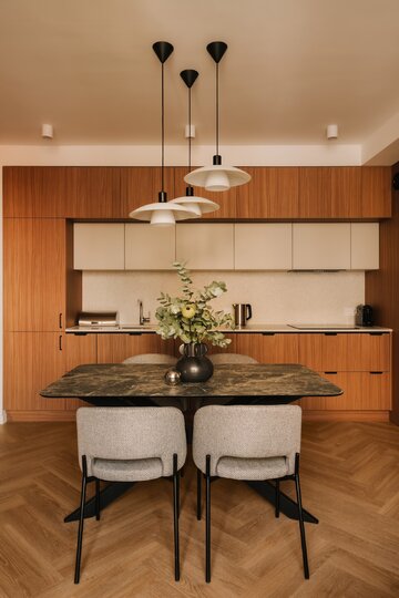 Mid-century modern w nowoczesnym wydaniu. Apartament projektu MOIE studio na Kępie Mieszczańskiej 