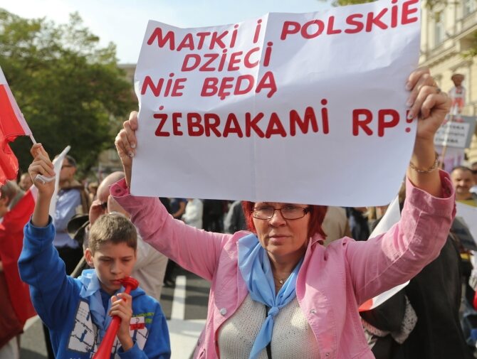 Uczestnicy marszu protestacyjnego "Obudź się Polsko" zgromadzeni na placu Trzech Krzyży (fot. PAP/Rafał Guz)