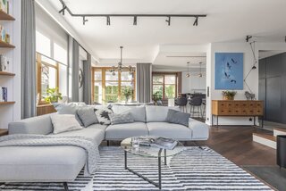 Wszystkie odcienie szarości. Dom jednorodzinny w Konstancinie, projekt SAAN Architekci