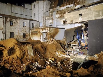 Krater powstały po kontrolowanej eksplozji bomby z okresu II wojny światowej (fot. EPA/MARIUS BECKER/PAP)