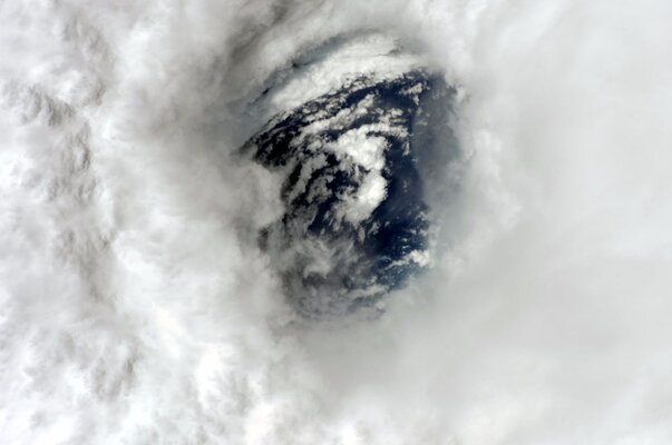 Miniatura: Astronauta zajrzał w "oko" huraganu Irma....