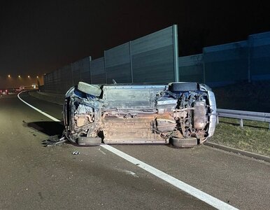 Miniatura: Auto przewróciło się na bok. Wszystko...