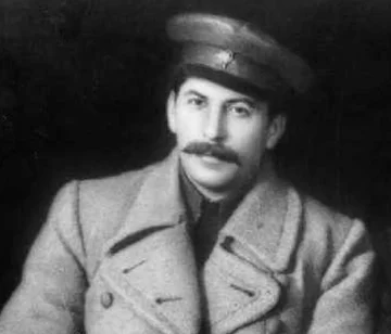 Józef Stalin Człowiek, przed którym koniec końców drżało pół świata. Wódz i generalissimus ZSRR brał także udział w walkach z Polską, kiedy to został komisarzem politycznym Frontu Południowo-Zachodniego. Jeden z twórców radzieckiej 1 Armii Konnej (konarmii). W trakcie walk usilnie realizował własne ambicje, co po latach zaowocowało m.in. stworzeniem wiernego stronnictwa Stalina wśród najwyższych dowódców radzieckich