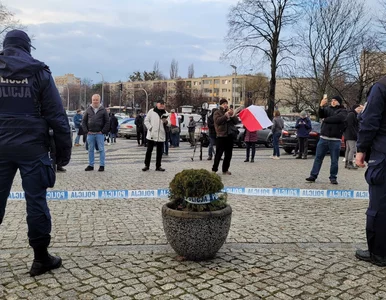Miniatura: Policja otoczyła budynek TVP. Kilkanaście...