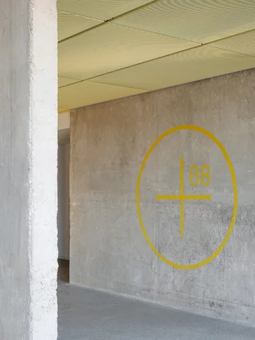 Dawny hotel robotniczy w Koszycach odzyskał modernistyczną godność, projekt  Atrium Architekti 