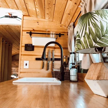 Autobus przerobiony na mieszkanie 