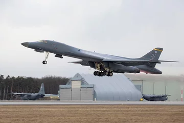 B-1B Lancer w eskorcie F16 